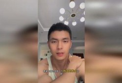 男网红被女记者采访吃瓜,一场意外的美食采访