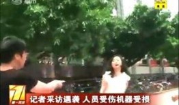 男网红被女记者采访吃瓜,一场意外的美食采访